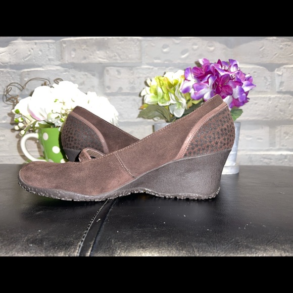 Merrill Brown Suede Leather “Patunia” Mary Janes - Picture 4 of 14